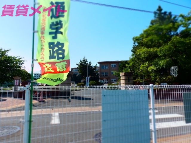 小学校　四日市市立富田小学校（小学校）まで437m