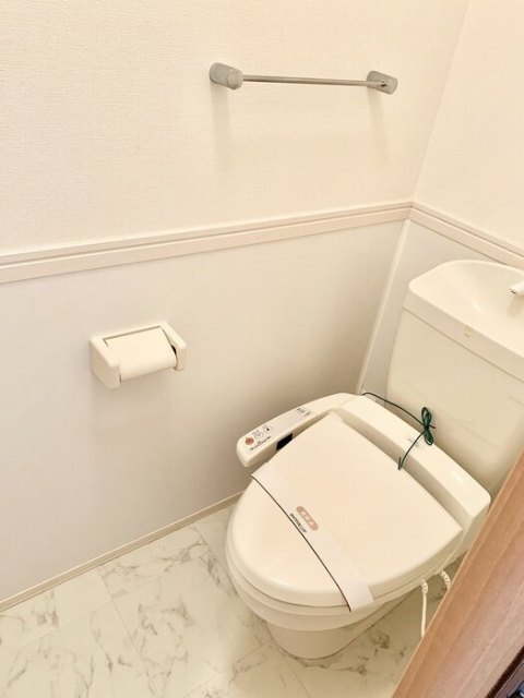 トイレ　同タイプの内装写真転載