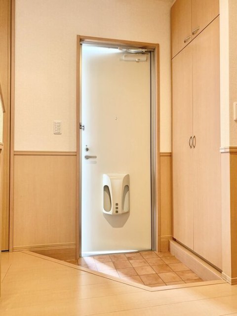 玄関　同タイプの内装写真転載