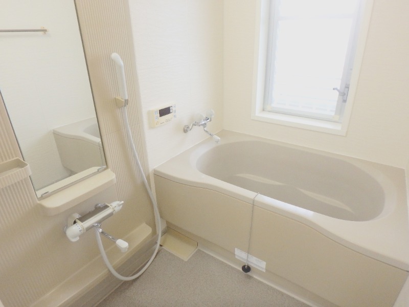 バス・シャワールーム　窓付きで換気しやすいですね！（イメージ）