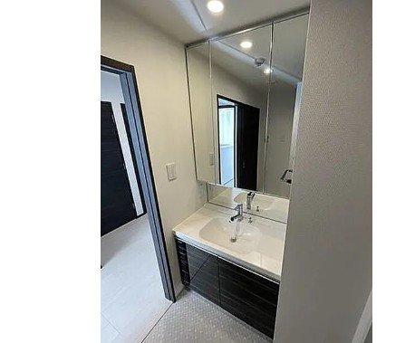 洗面設備　明るい洗面所です