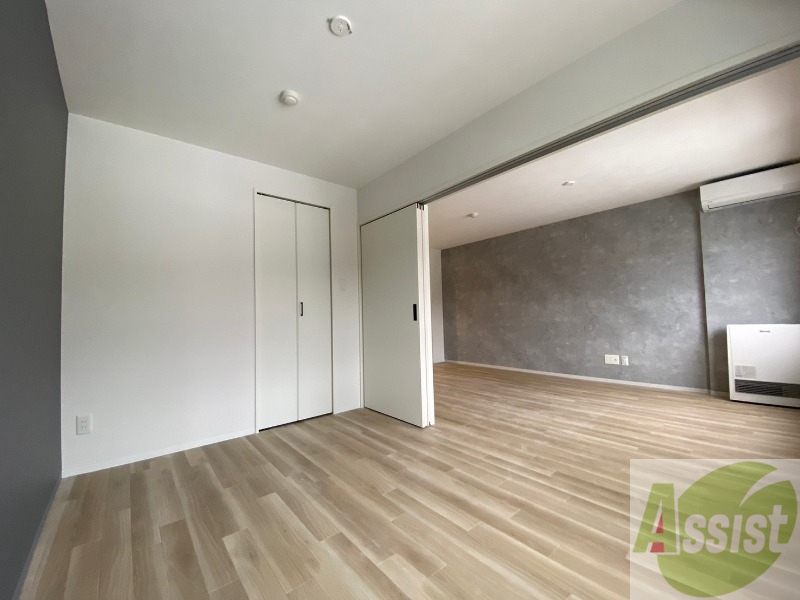 その他部屋・スペース　寝室はこちらです。光が差し込む、温かみのあるお部屋です。