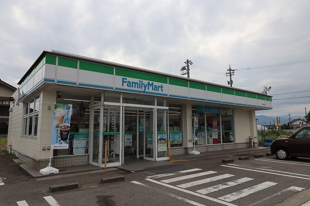 コンビニ　ファミリーマート（コンビニ）まで2520m