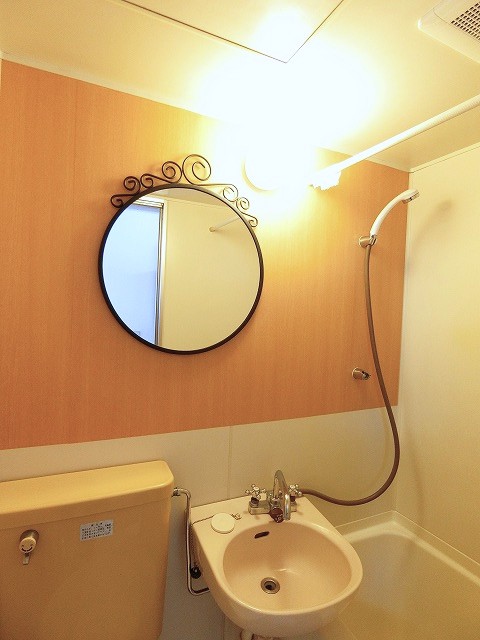 洗面設備　バスルームにある洗面台です！鏡の前で身支度ばっちりできちゃい