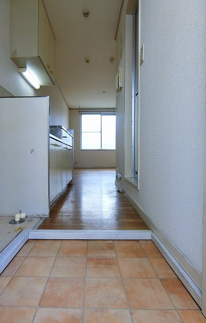 玄関　玄関から室内への景観です！キッチンの奥に洋室7.4帖のお部屋