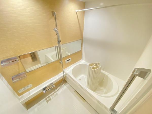 バス・シャワールーム　浴室乾燥機、追焚機能付の広々バスルーム！