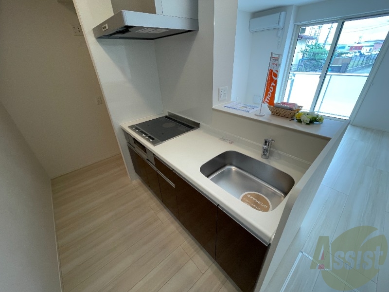 キッチン　キッチンは３口コンロのＩＨです。お掃除が楽になりますね。