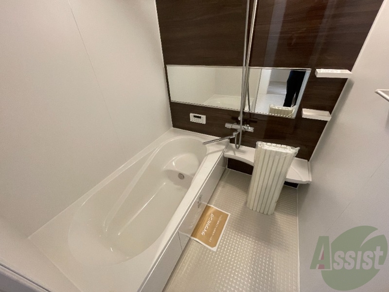 バス・シャワールーム　浴室は追い焚き機能がございます。一日の疲れも落とせますね。