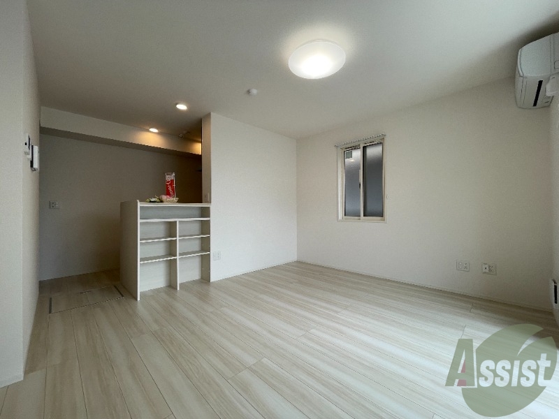 居室・リビング　リビングは１２．７帖のＬＤＫです。白基調で清潔感があります。