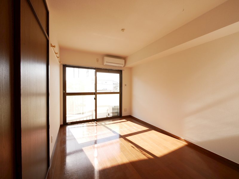 居室・リビング　西側洋室６帖