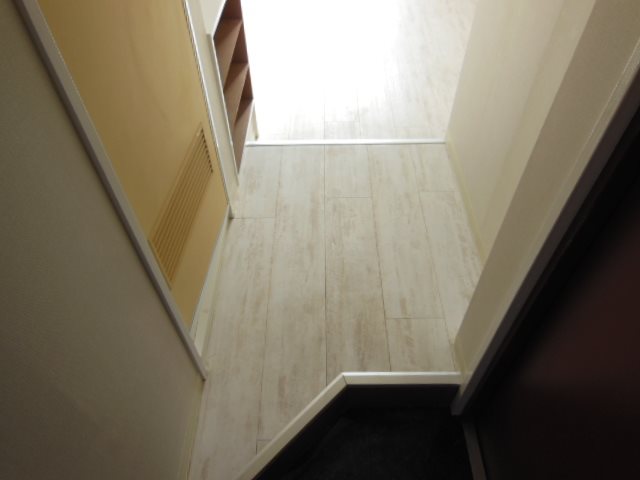 居室・リビング　同建物別号室の室内写真です。(503号室)