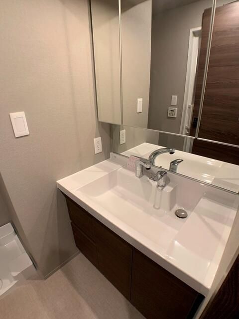 洗面設備　ゆったりとスペースのある洗面所