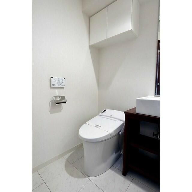 トイレ　落ち着いた色調のトイレです