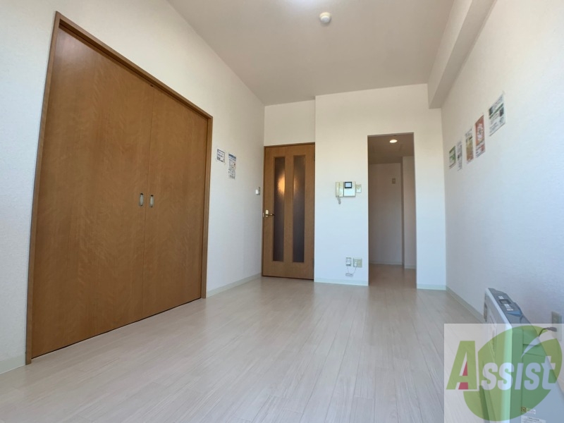 居室・リビング　リビングです。白のフローリングと木目調の内装が落ち着きます。