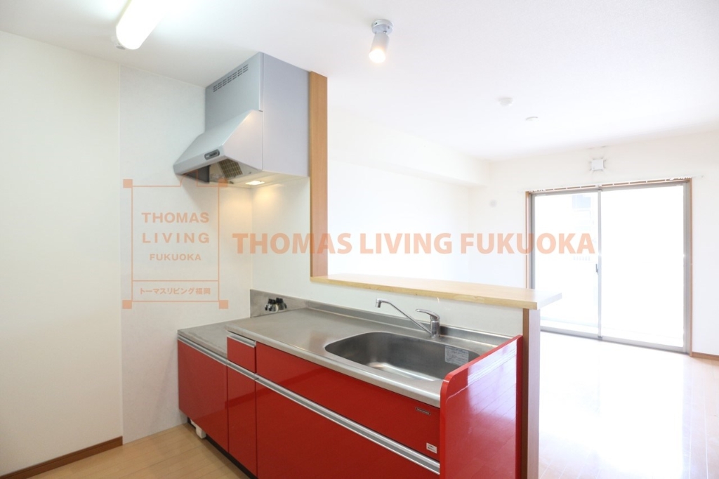 キッチン　赤色のオシャレなカウンターキッチンです。