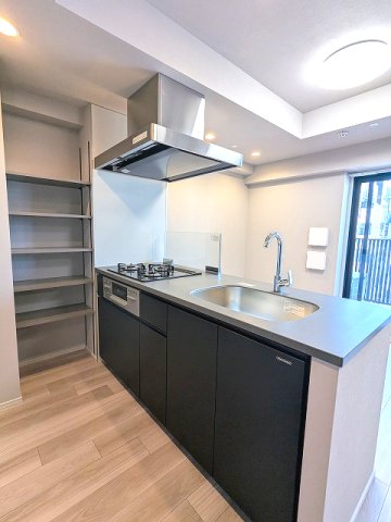 キッチン　グリル付ガス3口システムカウンターキッチン、豊富な収納、瀟洒