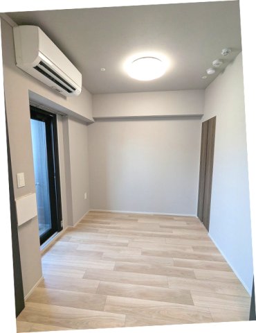 その他設備　バルコニーに面した3.5帖洋室、エアコン・照明・クローゼット