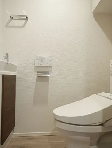 トイレ　落ち着いた色調のトイレです