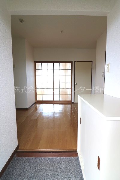 玄関　別部屋写真です