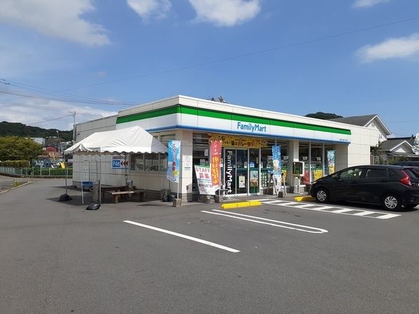 コンビニ　ファミリーマート中央４丁目店（コンビニ）まで500m