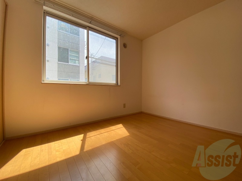 その他部屋・スペース　寝室はこちらです。光が差し込む、温かみのあるお部屋です。