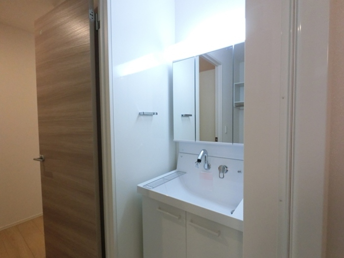 洗面設備　三面鏡付き洗髪洗面化粧台