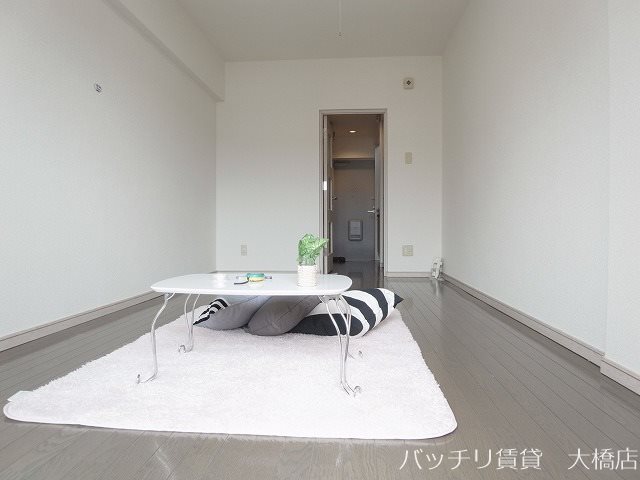 居室・リビング　同物件別号室の為、現状を優先致します。