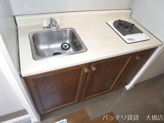 キッチン　同物件別号室の為、現状を優先致します。