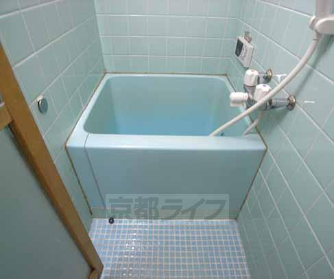 バス・シャワールーム　お風呂。広くないですがシャワー付きです。