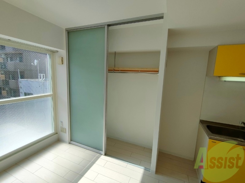 収納　こちらの収納にはハンガーをかけて服もしまえますね。