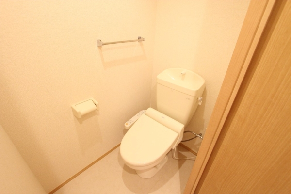 トイレ　温水シャワー付きトイレです