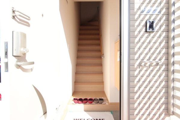 玄関　入ってすぐに内階段あります