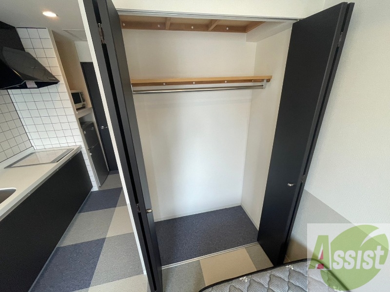 収納　こちらの収納にはハンガーをかけて服もしまえますね。