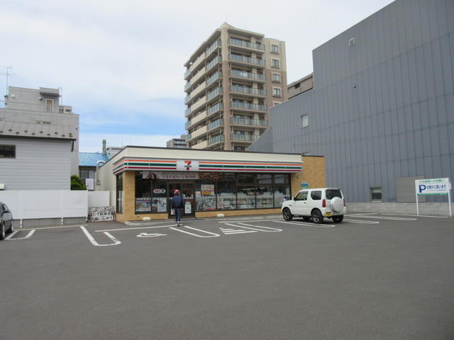 コンビニ　セブンイレブン札幌北13条東駅前店（コンビニ）まで151m