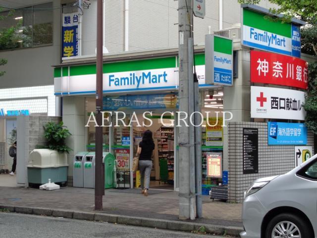 コンビニ　ファミリーマート鶴屋町二丁目店（コンビニ）まで611m