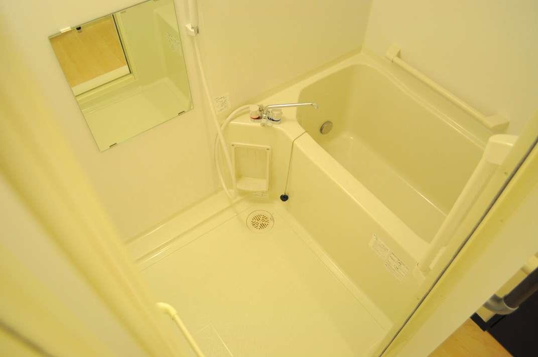 バス・シャワールーム　浴室に鏡が付いていますよ！