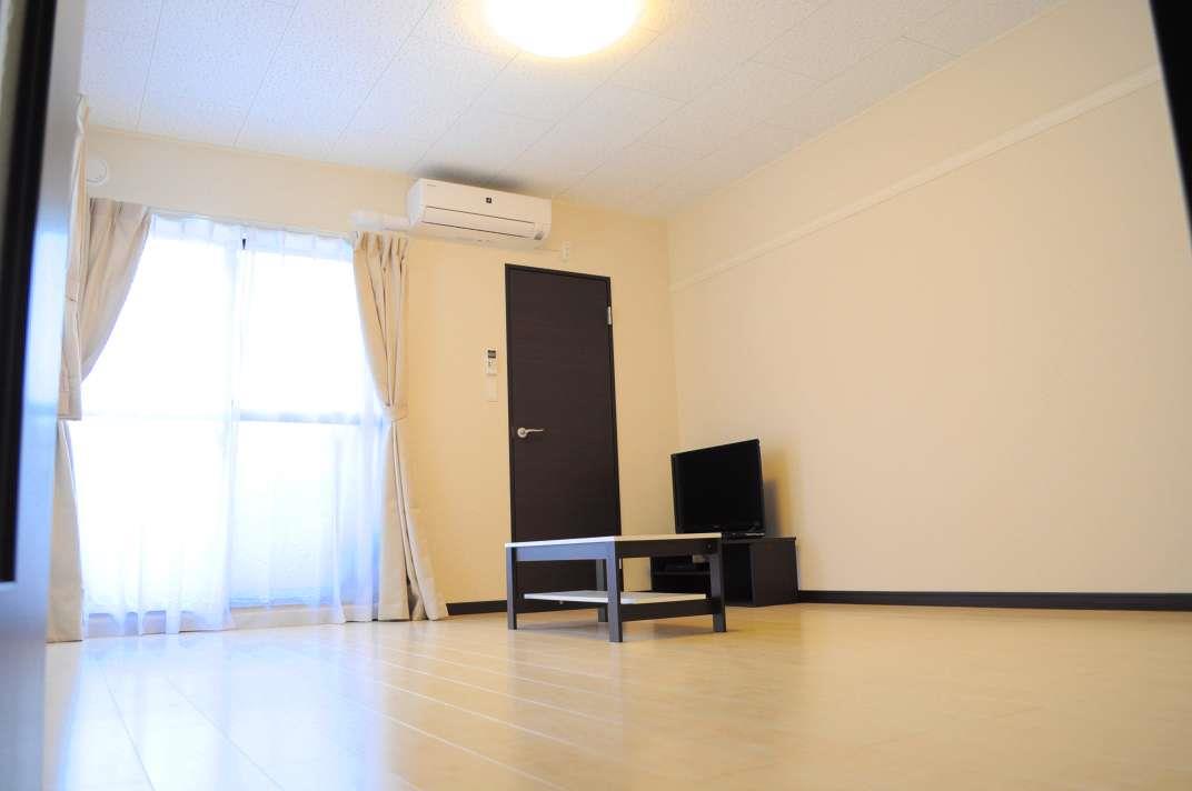 居室・リビング　薄型テレビ付きの広々したお部屋