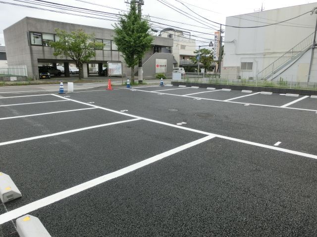 駐車場　敷地内の駐車場　台数に制限がございます