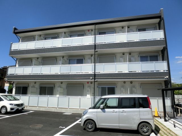 建物外観　前面駐車場で日当たり良好