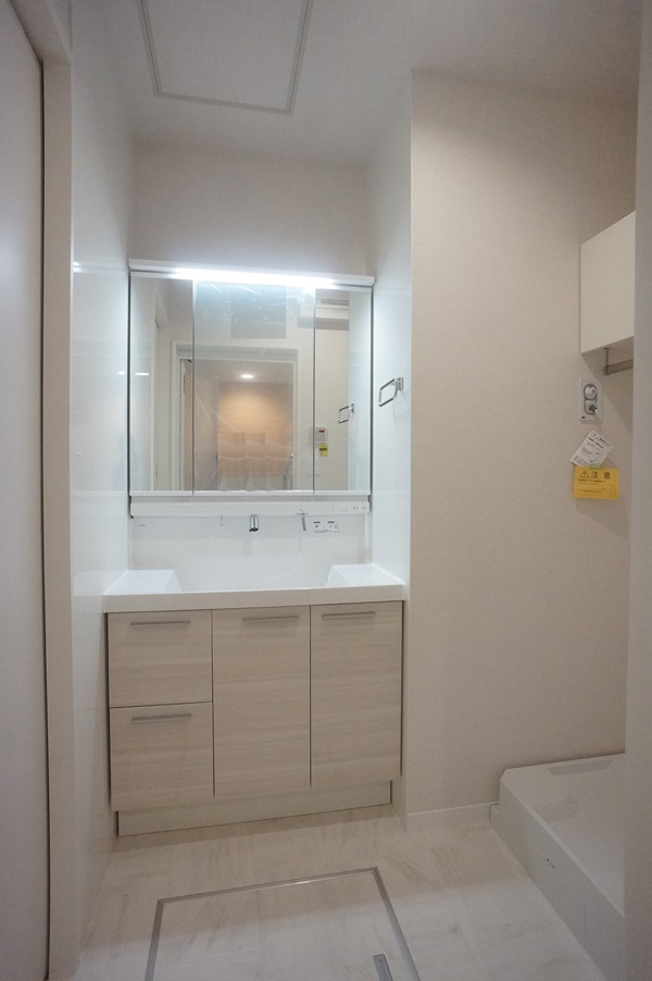 洗面設備　シャンプードレッサー仕様・収納棚あります！