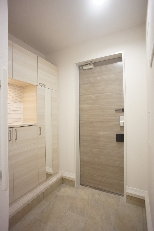 玄関　照明付シューズボックスあります！