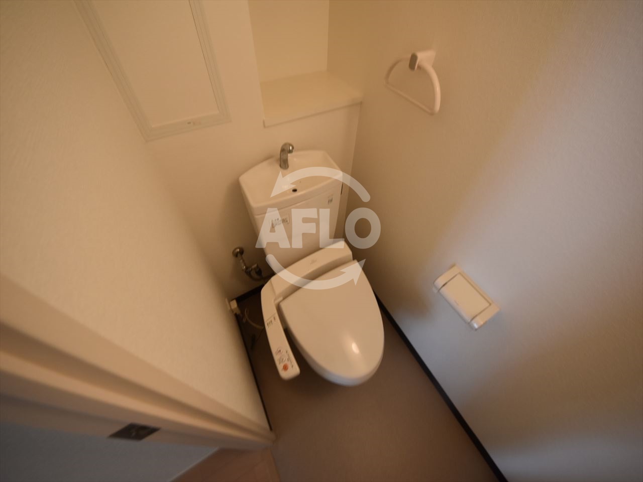 トイレ　セイワパレス大手前西　温水洗浄便座