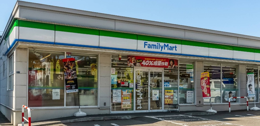 コンビニ　ファミリーマート札幌南郷通18丁目店（コンビニ）まで454m