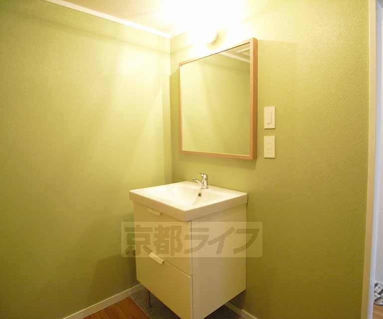 洗面設備　独立洗面台付いています。