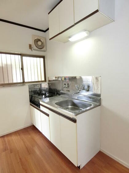 キッチン　キッチンに窓有り。通気良好