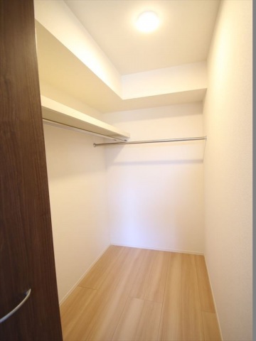 収納　収納たっぷりウォークインクローゼット