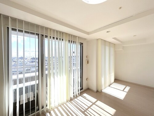 居室・リビング　リビングダイニング(照明・ブラインドは撤去します)