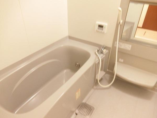 バス・シャワールーム　大きい浴槽！追い焚き付き！