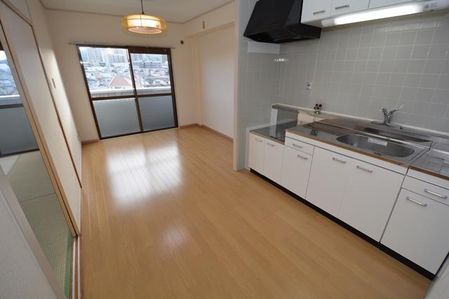 居室・リビング　最上階！床色が落ち着いた色合いで綺麗です♪