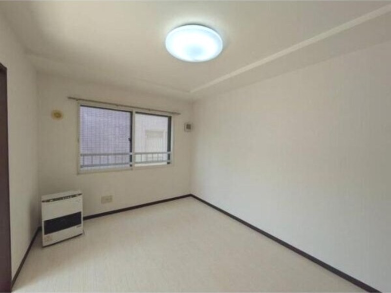 居室・リビング　退去予定につき同タイプ別号室の画像です。